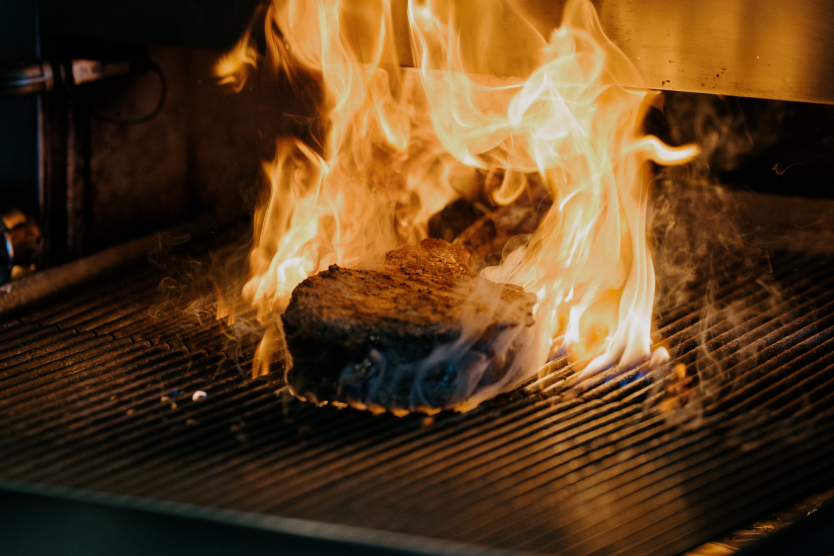 Boefish est un steakhouse haut de gamme Terre & Mer reconnu pour ses pièces de viande d’exception et ses poissons frais méditerranéens. Disposant d'une expérience raffinée inspirée des grands steakhouse, alliant technique, qualité et constance