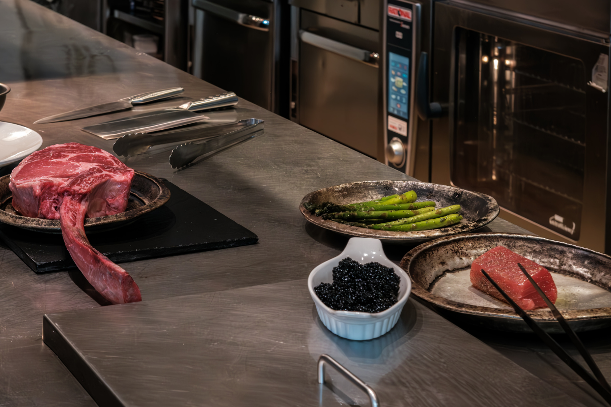 Boefish est un steakhouse haut de gamme Terre & Mer reconnu pour ses pièces de viande d’exception et ses poissons frais méditerranéens. Disposant d'une expérience raffinée inspirée des grands steakhouse, alliant technique, qualité et constance